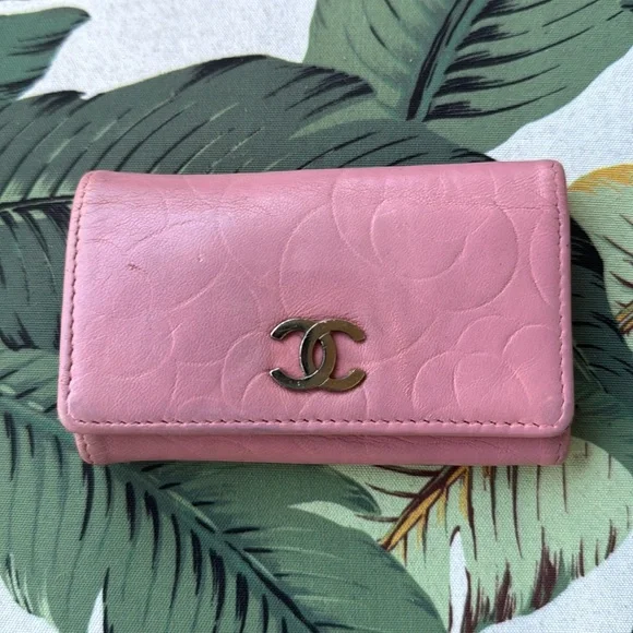 πΈπΈAmazing camellia. Chanel key Cles in Lucious leather and perfect pink. πΈπΈ - Picture 1 of 7